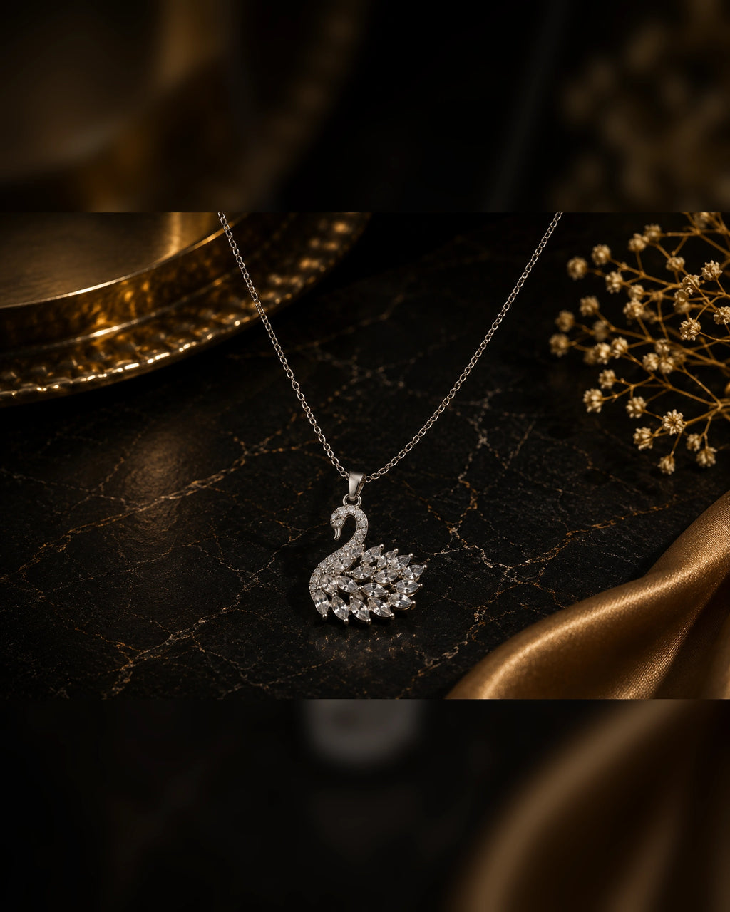 Swan necklace in silver