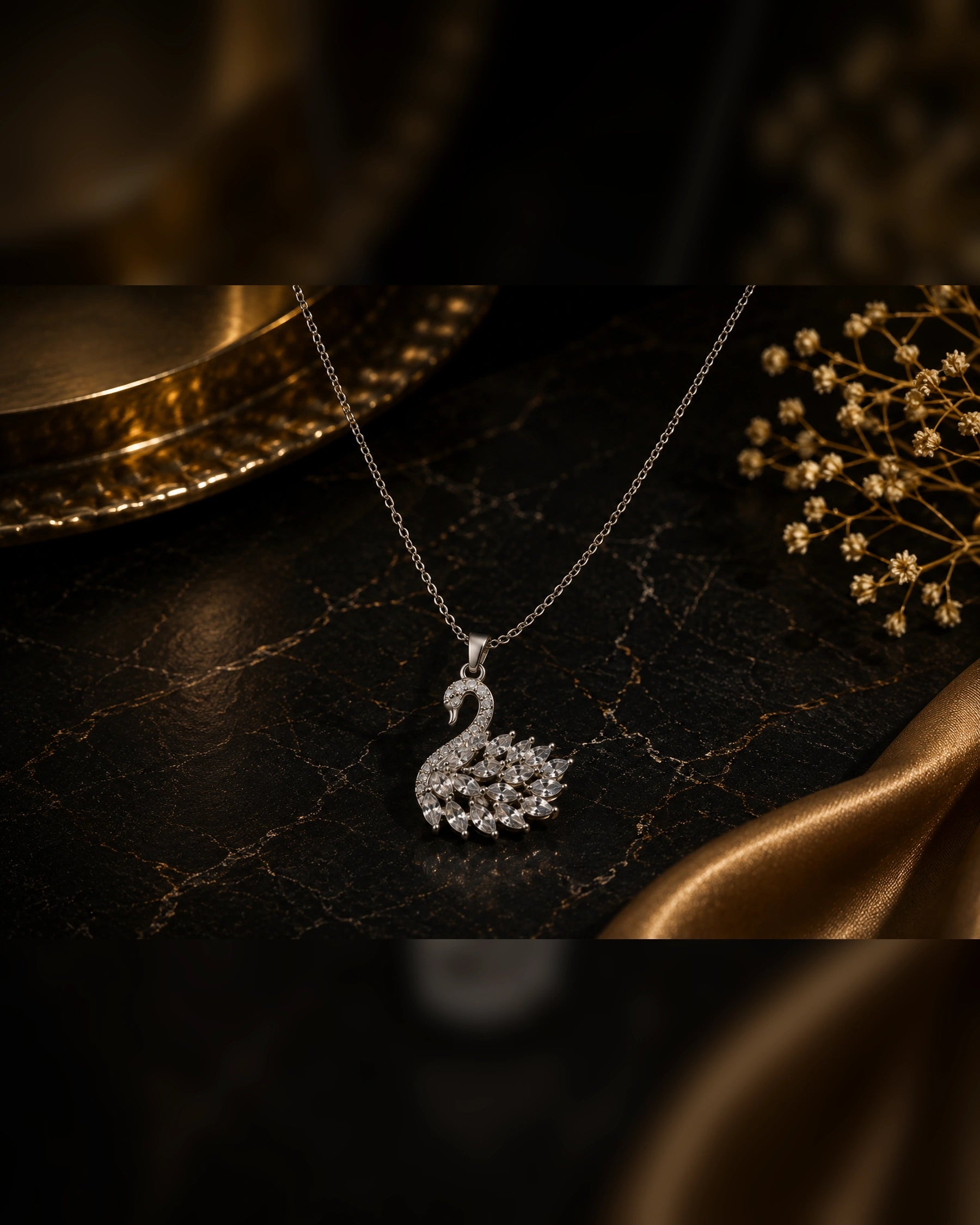 Swan necklace in silver